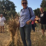 Simona Giorgi mostra un piccolo covone per Puglia a Cavallo 