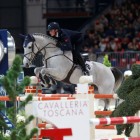 SALE IN CLASSIFICA …E  IL SUO STILE INCANTA IL MONDO ..